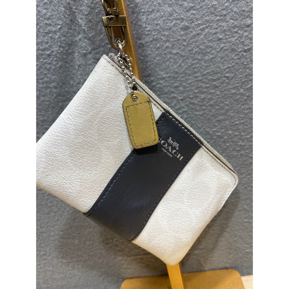 Coach F58035 Corner Zip Wristlet in Signature Canvas Beige/Black (Read) - Picture 3 of 11